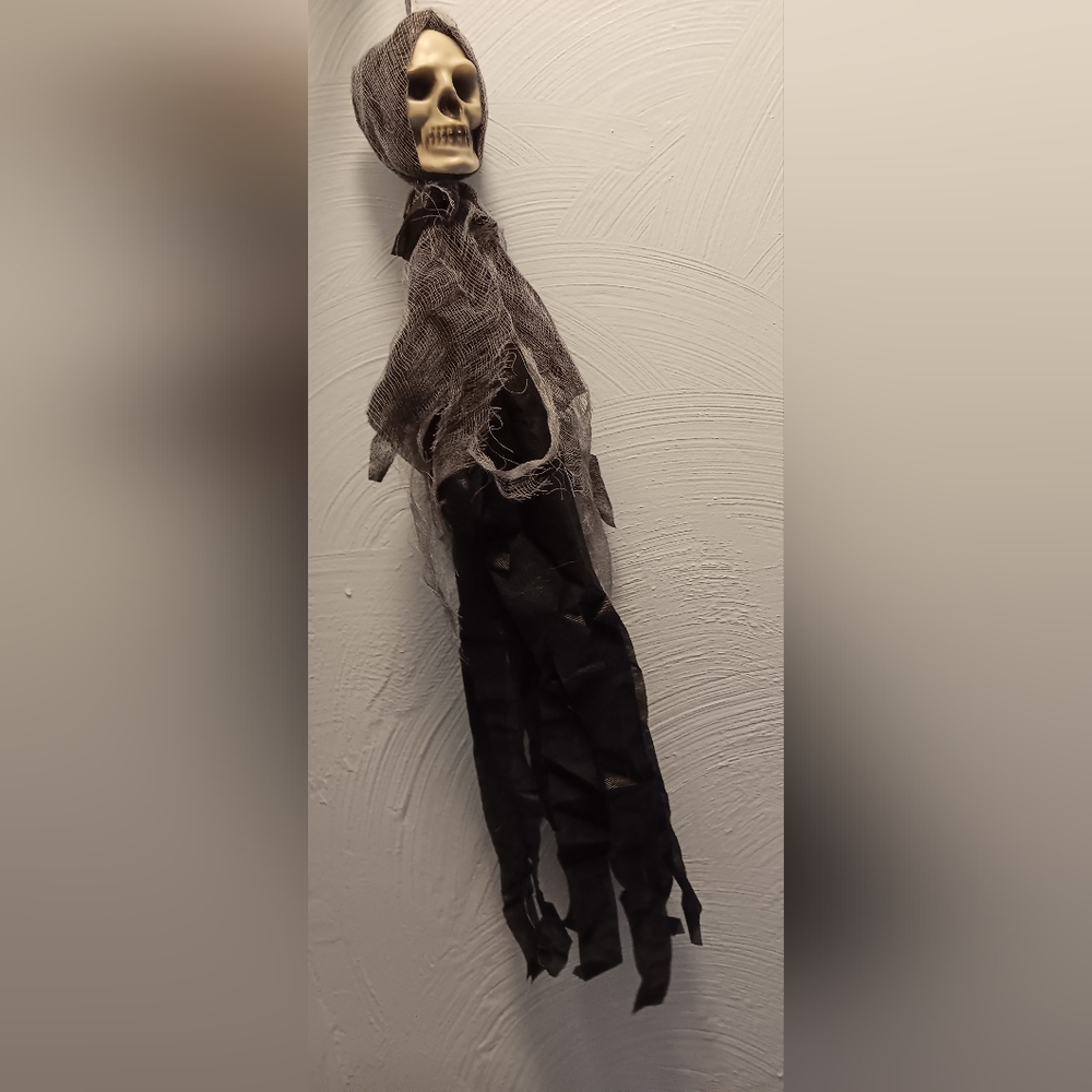 Hanging Skeleton 💀 - Picture 5 of 5